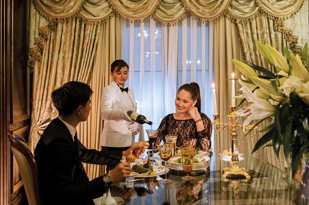 Rixos Khadisha Shymkent Hotel Værelse billede A butler serving a couple at a restaurant